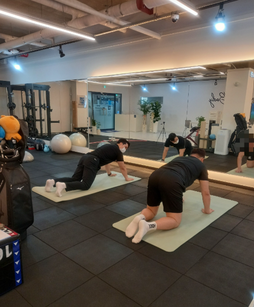 매트에서 무릎을 지지하고 팔을 뻗는 움직임 지도 장면