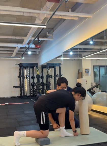 매트에서 손과 무릎을 지지하는 자세를 함께 확인하는 모습