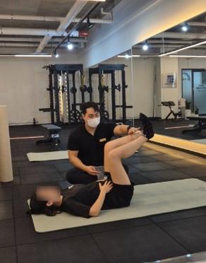 누워서 한쪽 무릎을 굽힌 자세를 함께 확인하는 모습