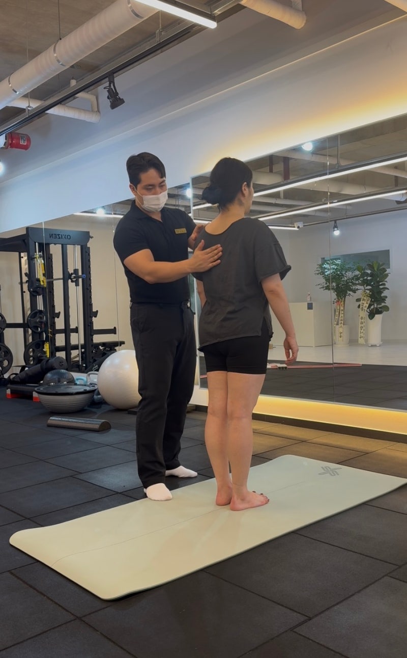발판 옆에서 지도자와 함께 균형 동작을 확인하는 모습