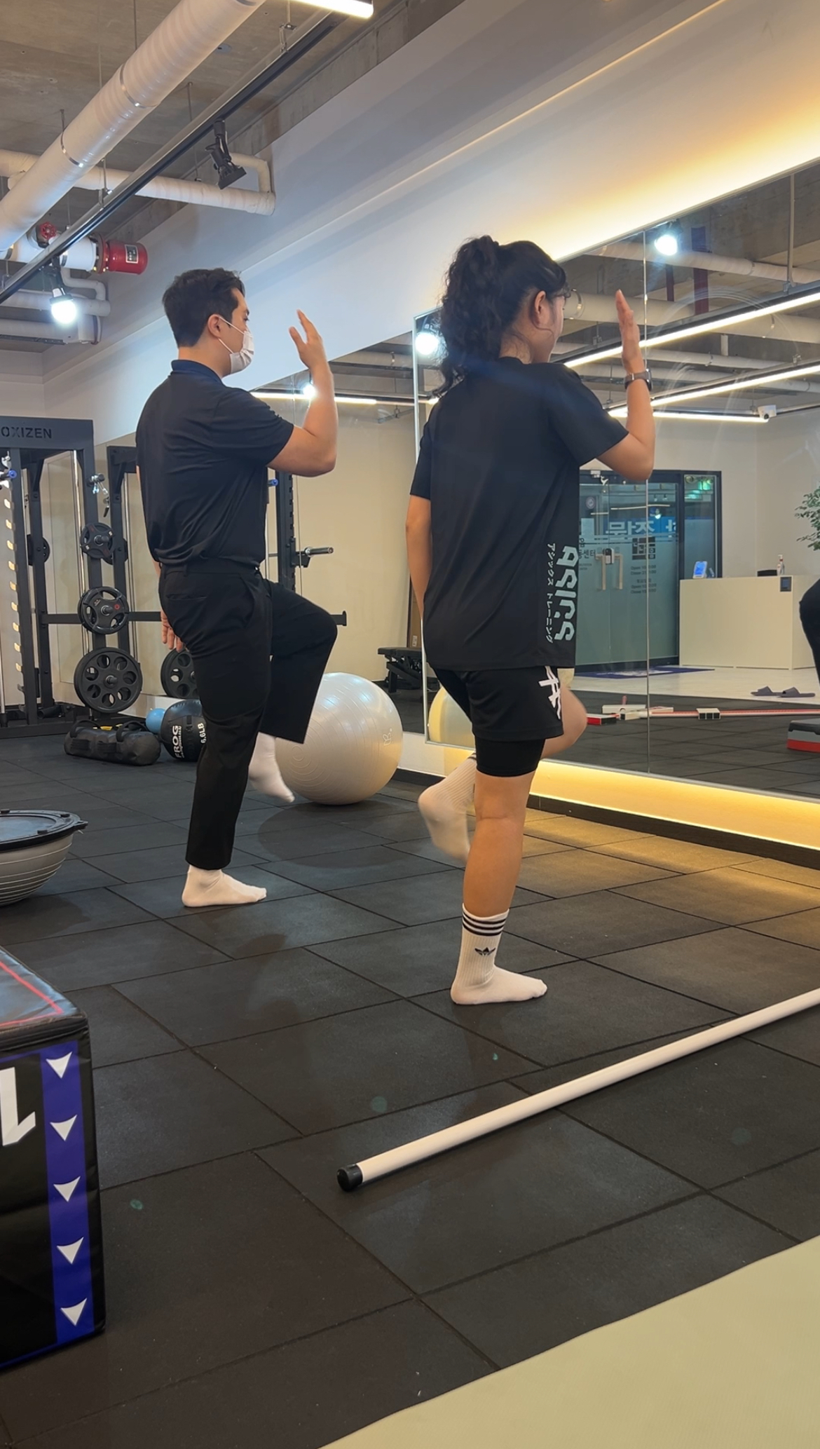 다나음 재활운동센터에서 지도자와 함께 한쪽 다리로 지지하는 운동 장면